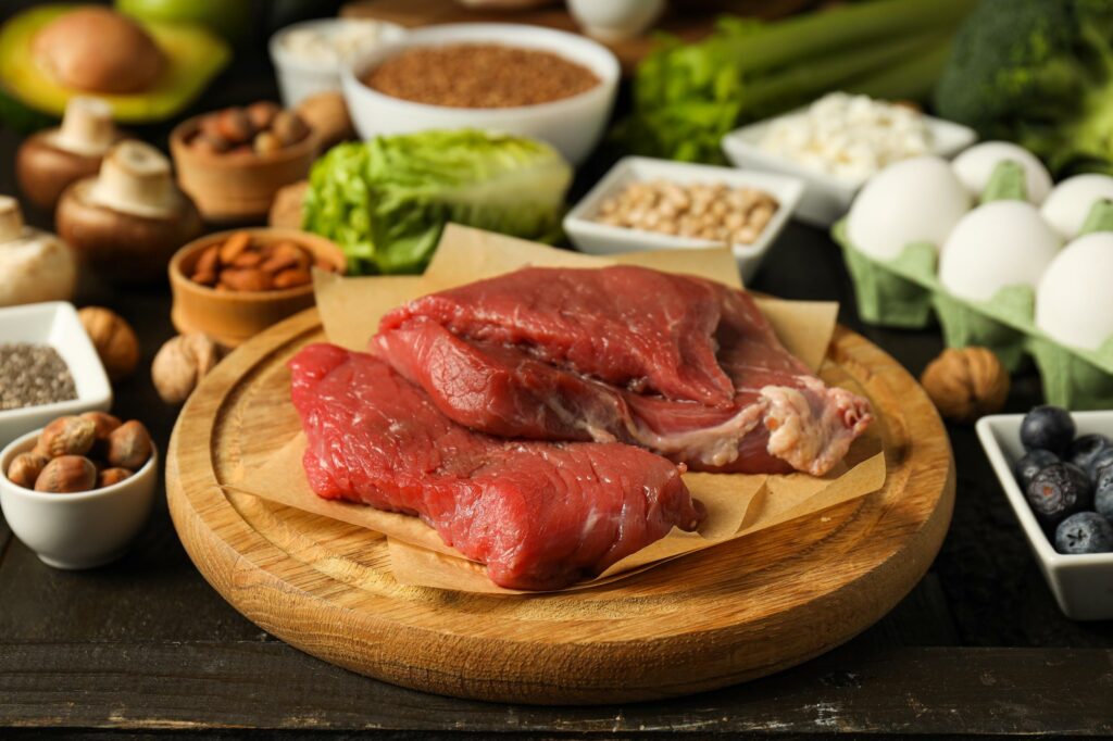 Cortes frescos de ternera cruda de Carnicerías Rubio en Nules, ideales para una comida saludable con verduras y frutos secos