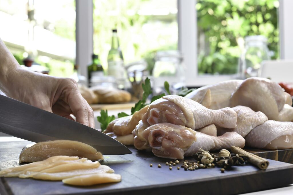 Fileteando pechuga de pollo fresca de Carnicerías Rubio en Nules para preparar deliciosas recetas