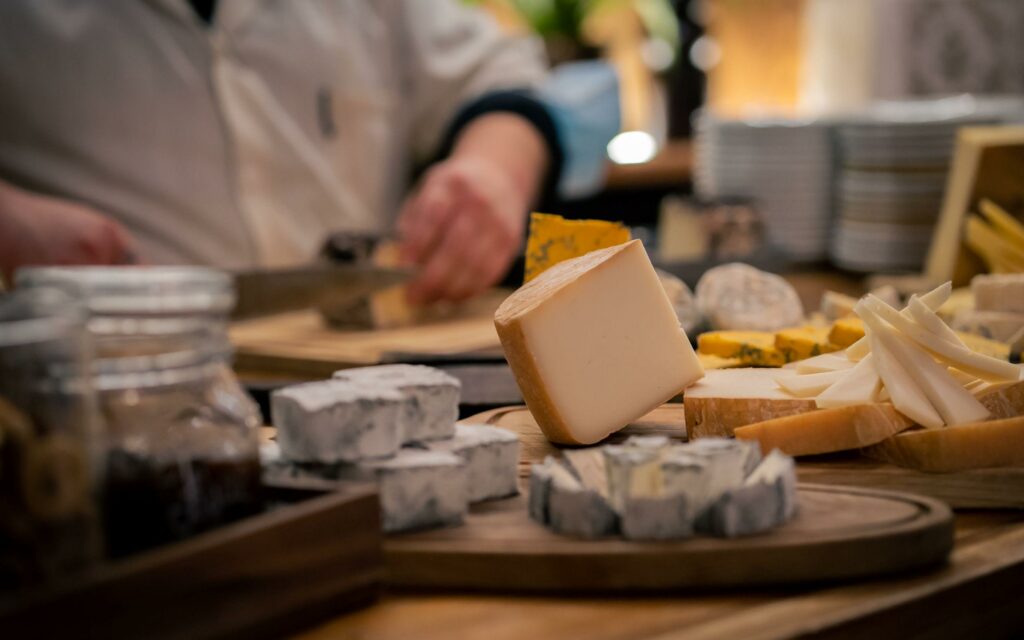 Mostrador de quesos de la Carnicería Rubio en Nules, con cuña de queso curado en primer plano gran selección de quesos locales