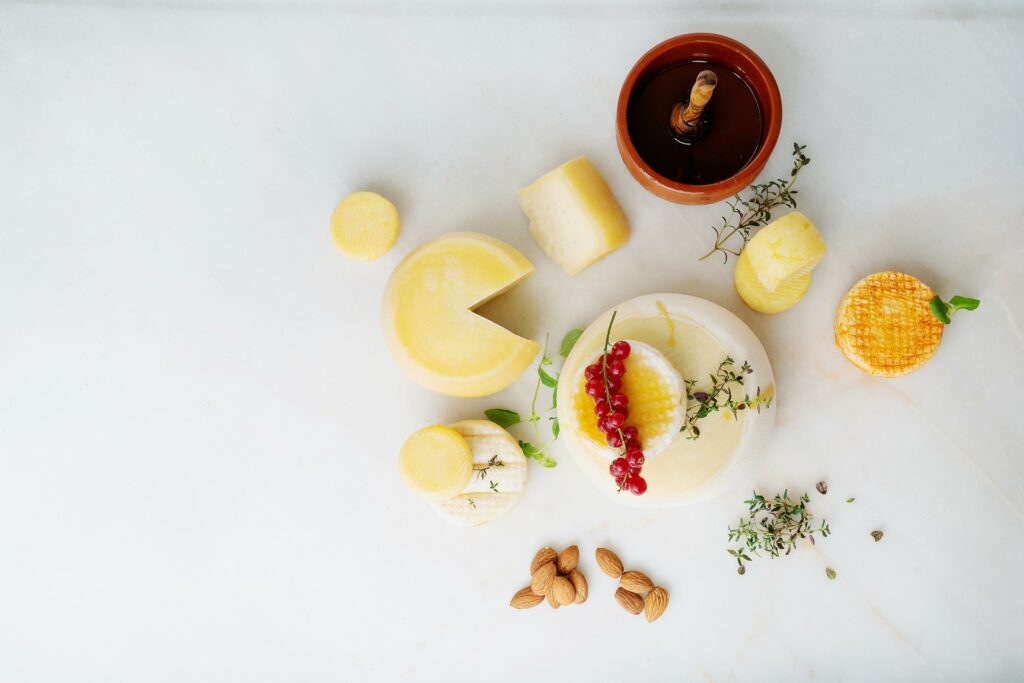 Variedad de quesos pequeños, miel, almendras y grosellas Productos de alta calidad en la Carnicería Rubio en Nules