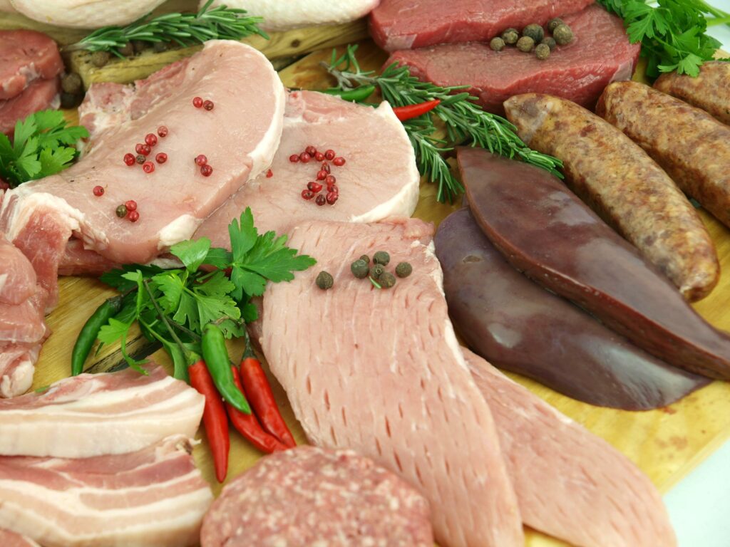 Amplia selección de carnes crudas de Carnicerías Rubio en Nules: cerdo, ternera, hígado y más productos frescos