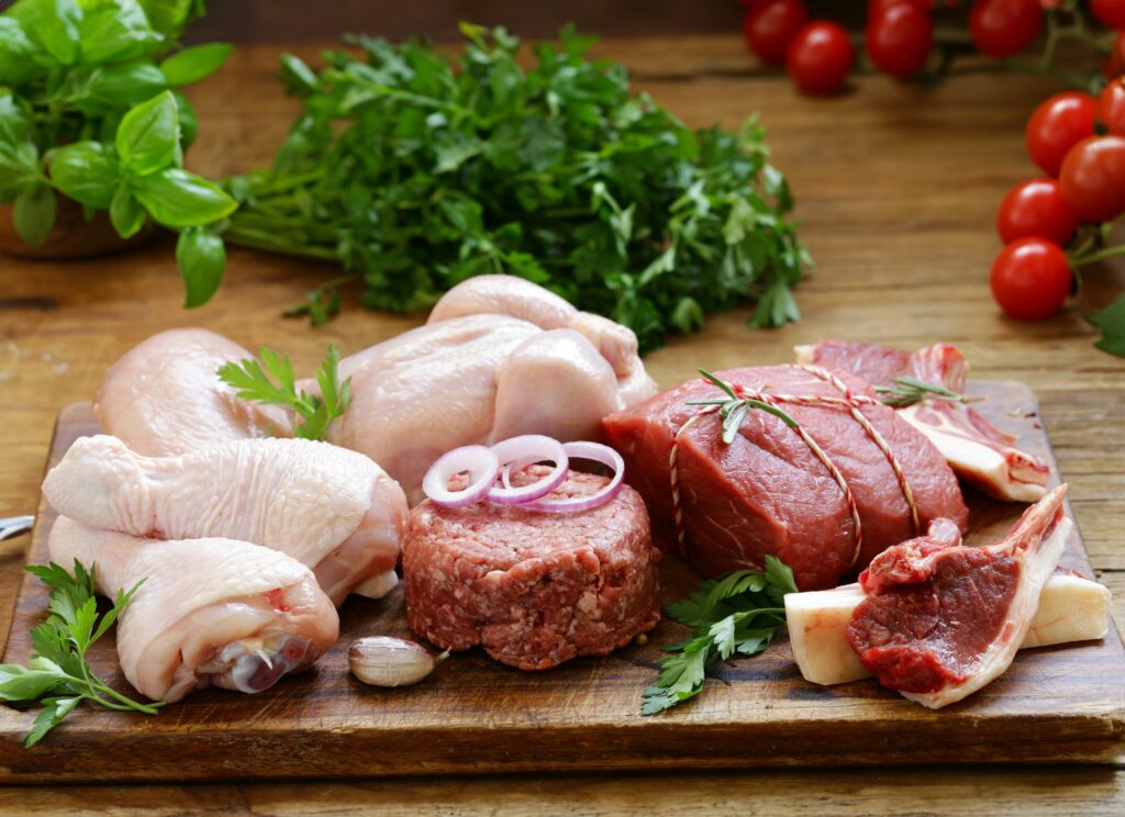 Surtido de carnes de Carnicerías Rubio en Nules: pollo entero, ternera para asar, carne picada y cordero fresco