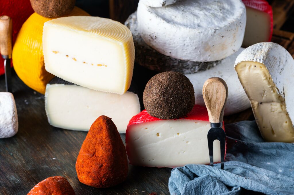 Exclusiva selección de quesos especiales en Carnicerías Rubio en Nules. Un surtido diverso con quesos madurados, con pimienta negra y pimentón, ideales para maridar con nuestros embutidos